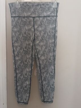 GAP Fit Black and White Printed Leggings